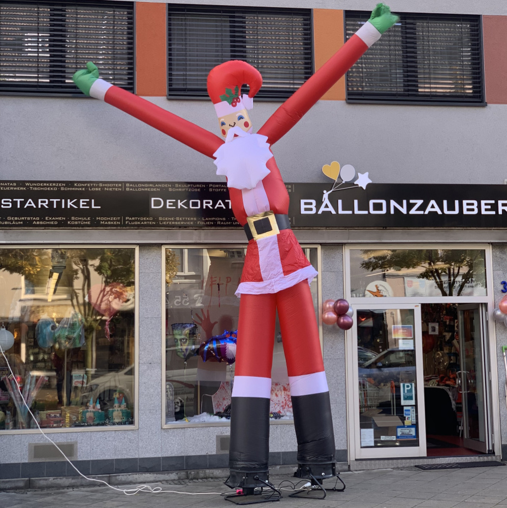 Dekoration Eyecatcher Miete Werbung, Nikolaus präsentiert Weihnachtsmann 6 Meter und Santa bunt von Skydancer Ballonzauber Werbung Logistik zur -